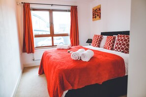 Comfort Apartment, Multiple Beds, Non Smoking | 2 bedrooms, premium bedding, individually furnished, iron/ironing board - Evergreen Apartments (Northampton)