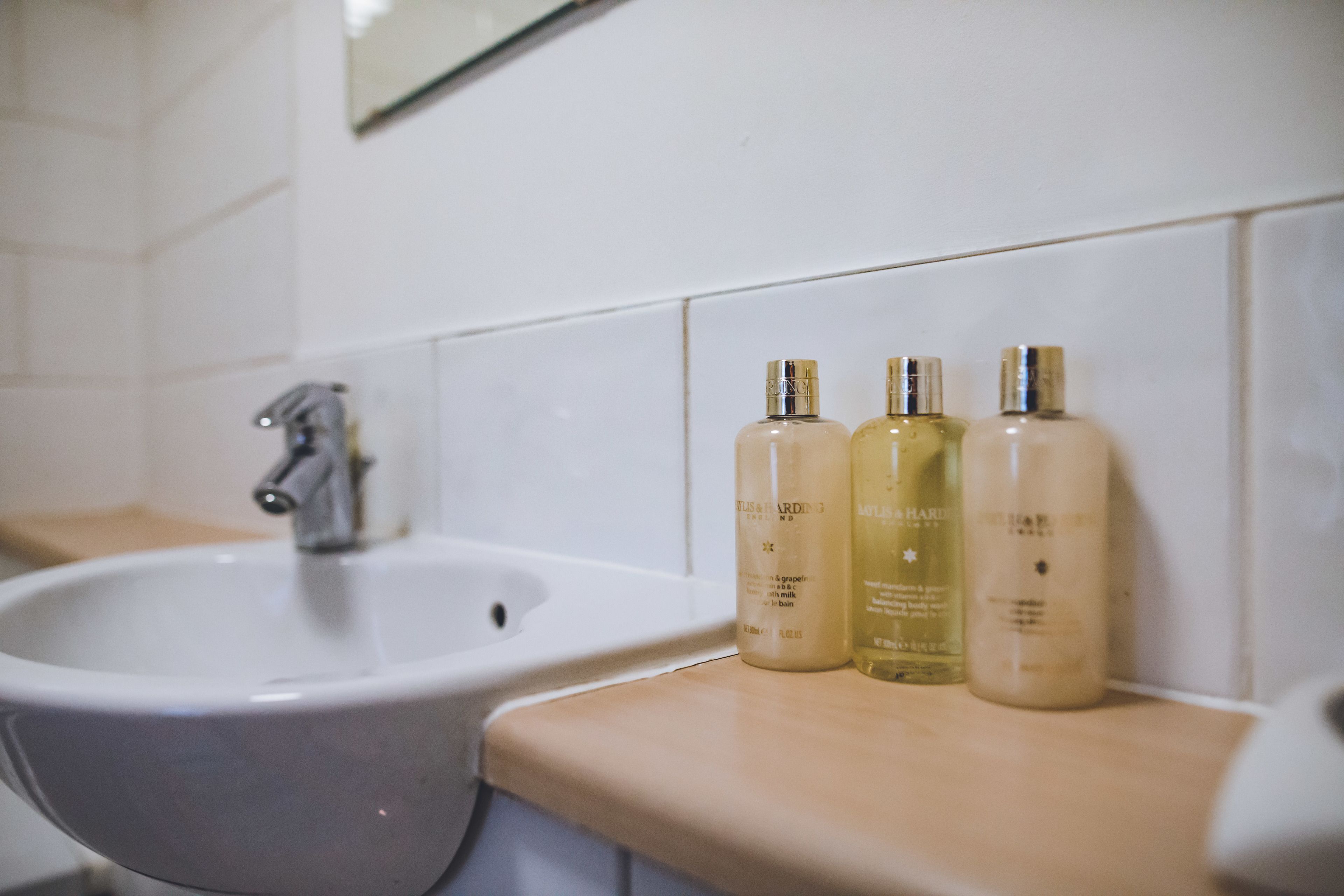 Comfort Apartment, Multiple Beds, Non Smoking | Bathroom amenities | Combined shower/bathtub, deep-soaking bathtub, towels