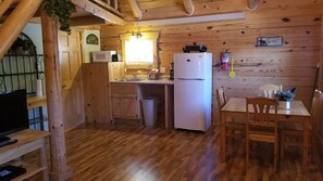 Jääkaappi, mikroaaltouuni, kahvin-/teenkeitin, leivänpaahdin