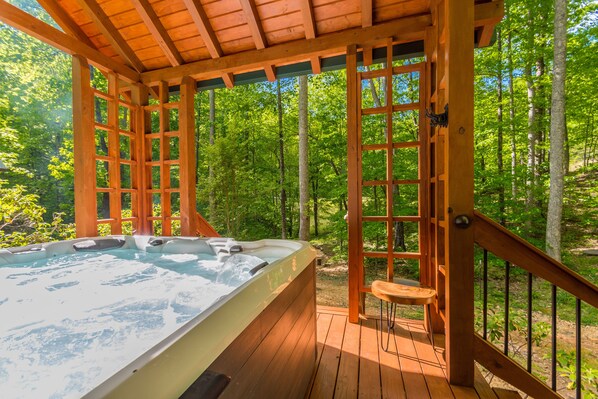 Outdoor spa tub