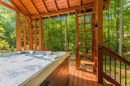 ♨️Hot Tub🔥Fire Pit🛏️King🍔Grill🌲Deck🎦ROKU📧WiFi🐟Pond🍷Wineries🏞️Waterfall

