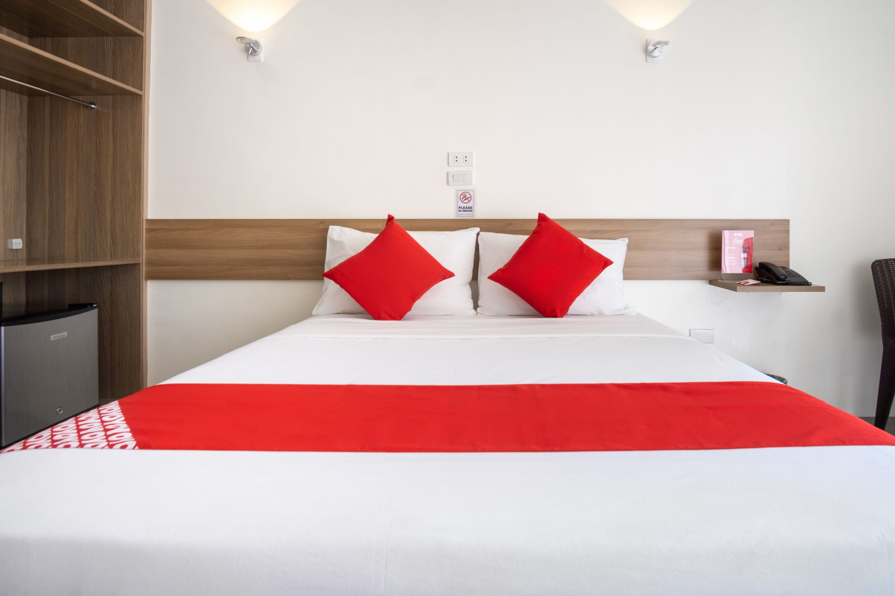 premium bedding, in-room safe, desk, free wifi