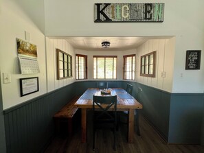 Dining - Elkhorn Cottage: Charming Home and Amazing Views (Estes Park)