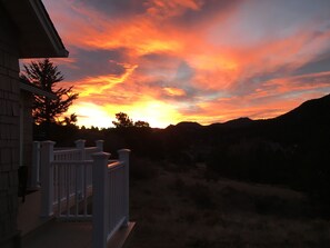 Property grounds - Elkhorn Cottage: Charming Home and Amazing Views (Estes Park)