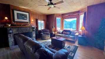 Smart TV, fireplace, Netflix, Hulu