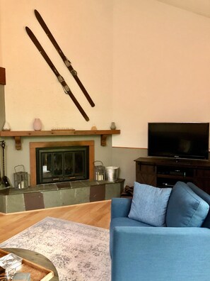 Smart TV, fireplace, DVD player, books - Family-friendly townhouse (Peru)