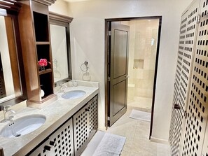 Dusche, Haartrockner, Handtücher, Seife
