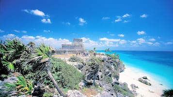 Plage, chaises longues, serviettes de plage