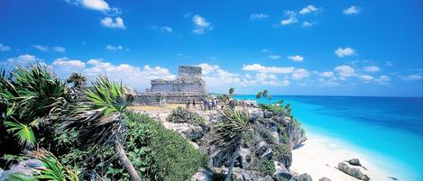 Aan het strand, ligstoelen aan het strand, strandlakens