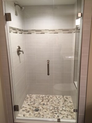 Combined shower/tub, towels, soap, toilet paper