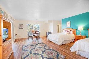 5 bedrooms, iron/ironing board, WiFi, bed sheets - Margaritaville Resort~ Close to the Pool~ Large Home-Amazing Water Views-Recently Redecorated (Osage Beach)