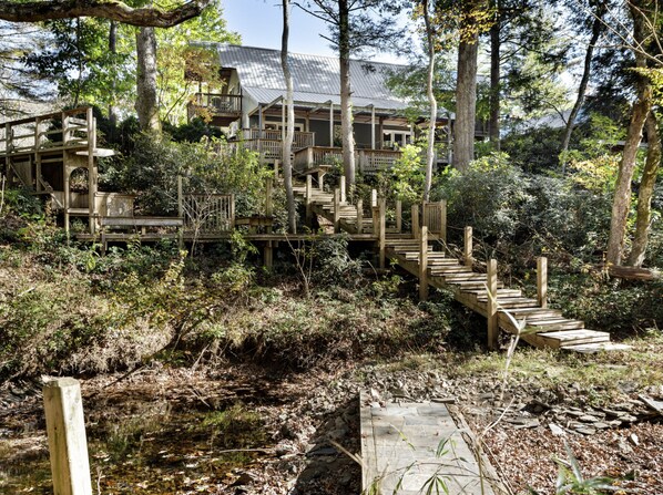 Property grounds - Spacious, Family Friendly, Luxury Hot Tub, Fireplaces, Theater Room, Pool Table (Burnsville)