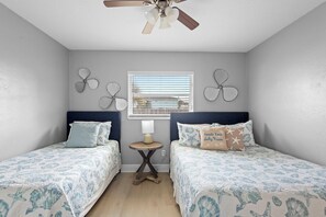 2 bedrooms, iron/ironing board, WiFi, bed sheets - Cozy Beach House ( Walking Distance to Beach) (New Smyrna Beach)