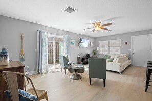 TV - Cozy Beach House ( Walking Distance to Beach) (New Smyrna Beach)