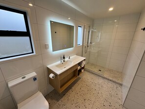 Deluxe Double Room | Bathroom | Shower, free toiletries, hair dryer, towels - Mt. Wellington Motel (Auckland)