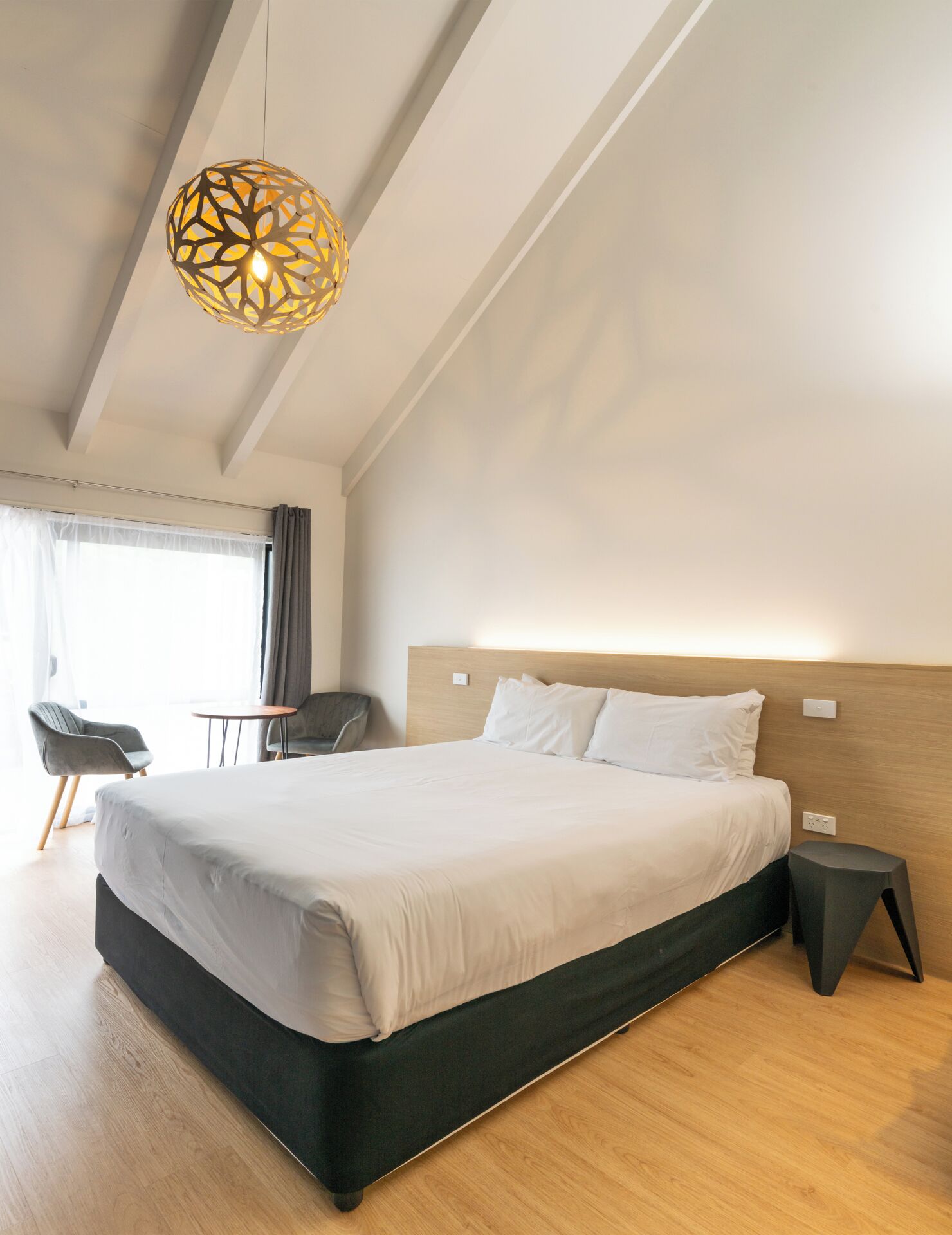 Quarto casal luxo | Espaço de trabalho para notebook, cortinas blackout