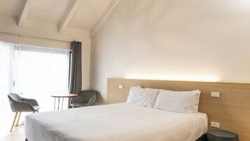 Quarto casal luxo | Espaço de trabalho para notebook, cortinas blackout