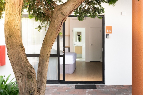 Quarto casal clássico | Espaço de trabalho para notebook, cortinas blackout