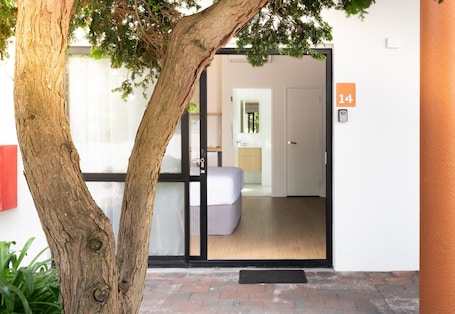 Classic Double Room | Laptop workspace, blackout curtains, iron/ironing board, free WiFi. Mt. Wellington Motel