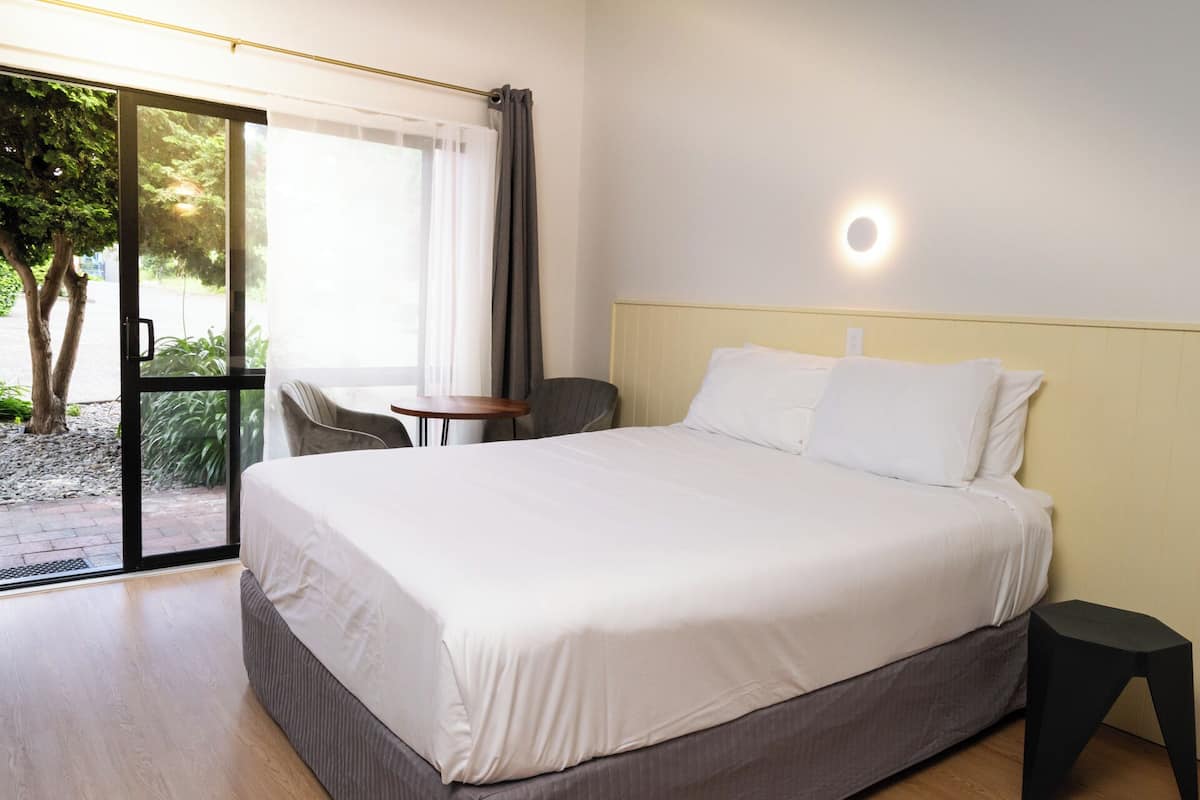 Classic Double Room | Laptop workspace, blackout curtains, iron/ironing board, free WiFi