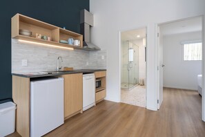 Deluxe Apartment | Private kitchen | Electric kettle, toaster - Mt. Wellington Motel (Auckland)