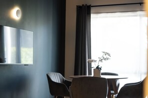 Deluxe Apartment | Laptop workspace, blackout curtains, iron/ironing board, free WiFi - Mt. Wellington Motel (Auckland)