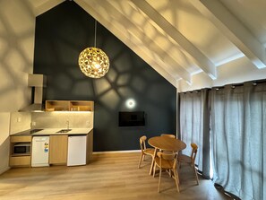 Deluxe Apartment | Living area | Flat-screen TV - Mt. Wellington Motel (Auckland)