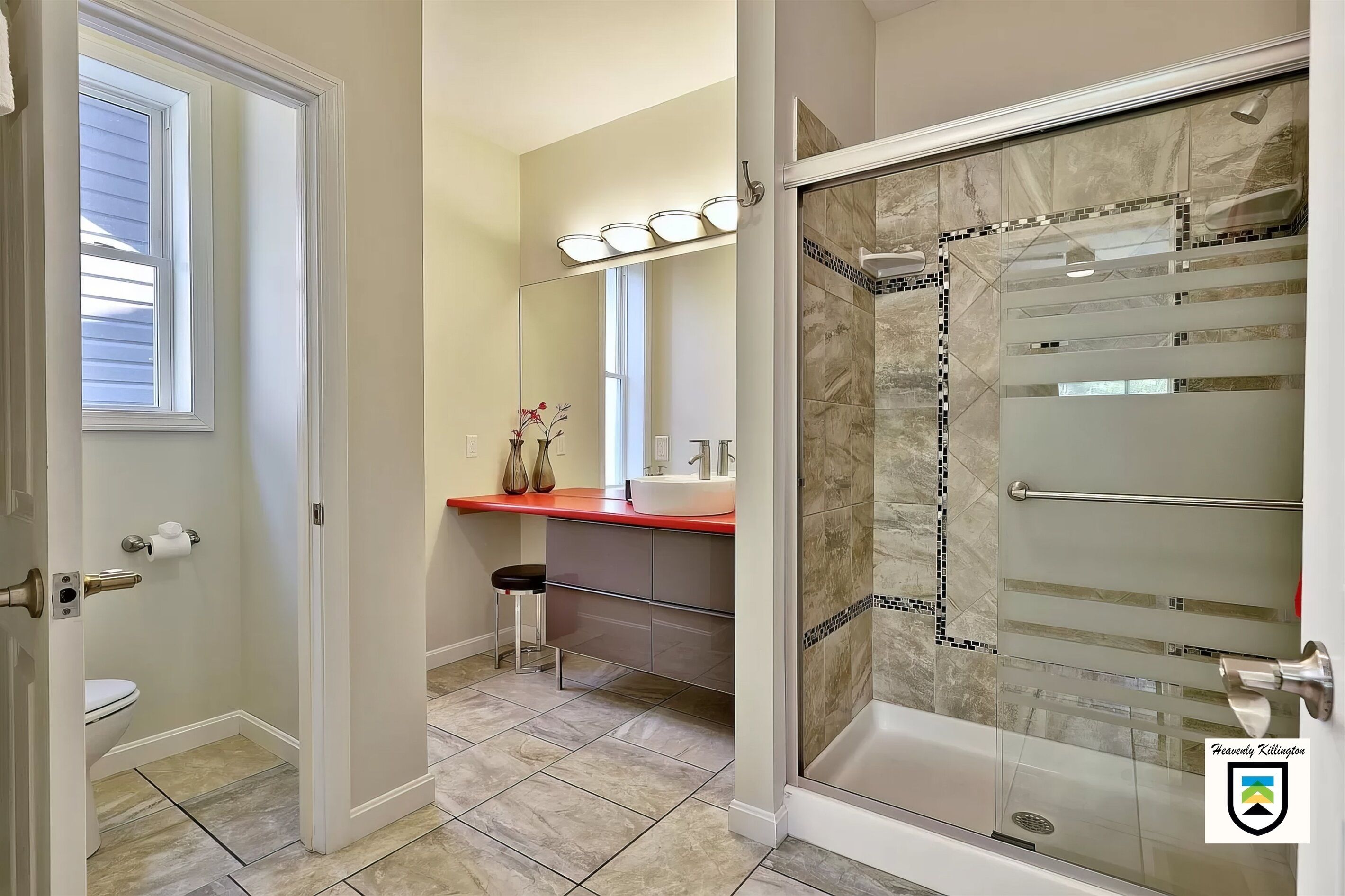 Un bagno con doccia, servizi igienici, lavandino e mobile lavabo.