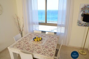 In-room dining - Spacious Sea View Apartment (Haifa)