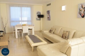 13th Floor Apartment with terrace | In-room dining - Spacious Sea View Apartment (Haifa)