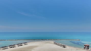 Una spiaggia nelle vicinanze