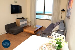 Hypo-allergenic bedding, down duvets, in-room safe, desk - Spacious Sea View Apartment (Haifa)