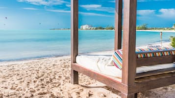 Plage, chaises longues, serviettes de plage