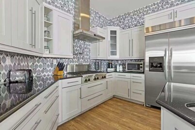 The Shaker - Huge Luxury Loft with City Views!