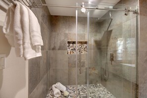 Badekar, hårføner, håndklær og såpe