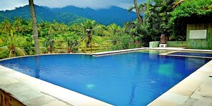 Piscina externa, guarda-sóis, espreguiçadeiras