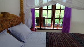Quarto casal | Cofres nos quartos, individualmente decorados