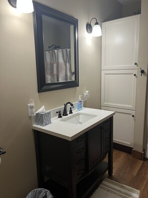 Duschwanne, Haartrockner, Handtücher, Toilettenpapier