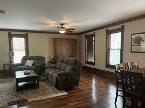 Smart-TV, peis og bøker