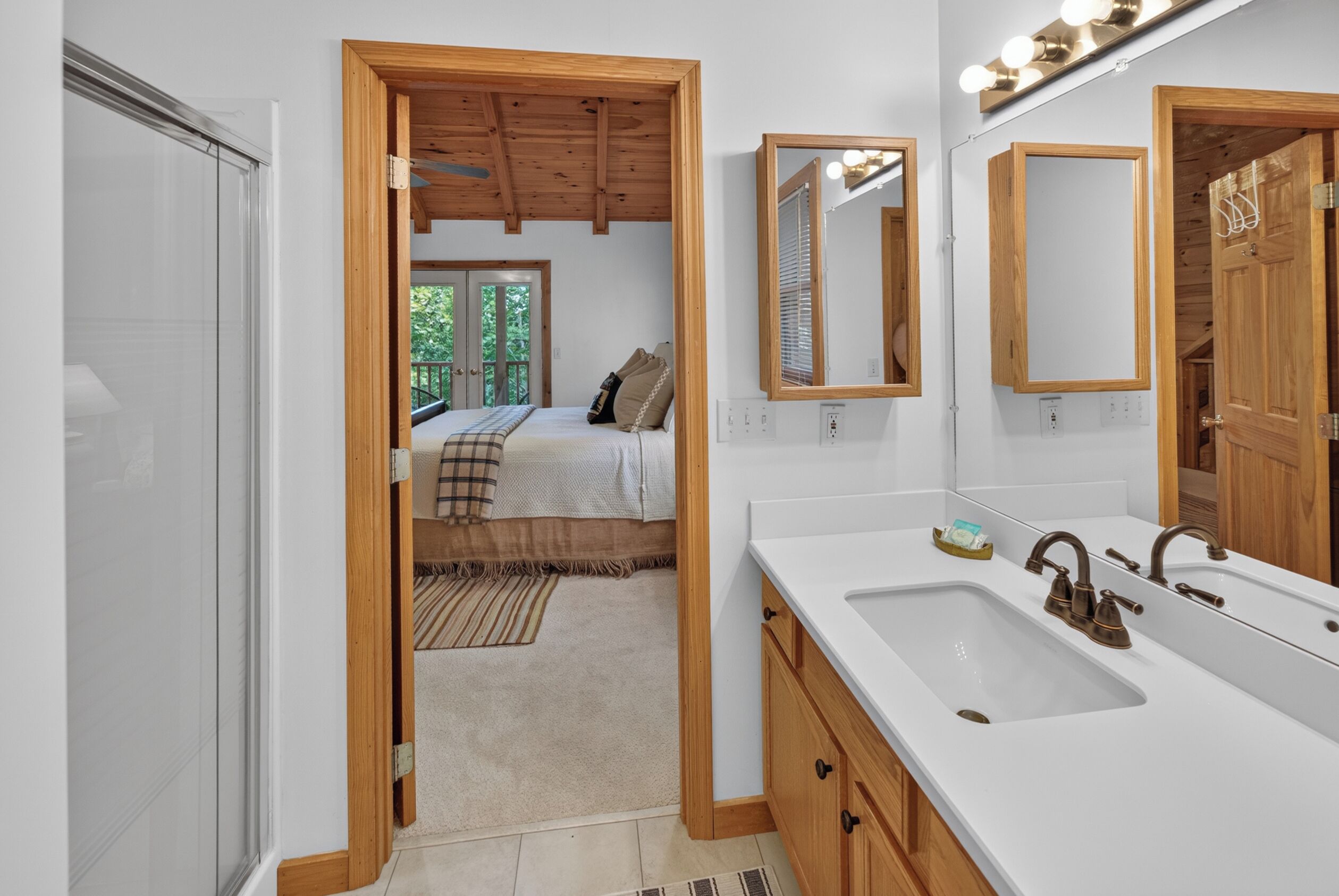 Une salle de bain moderne avec un grand lavabo, un meuble-lavabo et des miroirs.