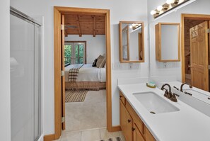 Une salle de bain moderne avec un grand lavabo, un meuble-lavabo et des miroirs.