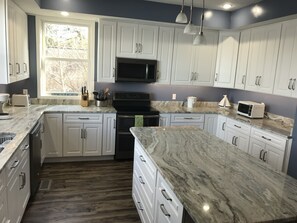 Full-sized fridge, microwave, oven, stovetop