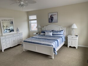 6 bedrooms, desk, WiFi, bed sheets