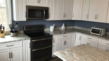 Frigorifero con congelatore, microonde, forno, piano cottura