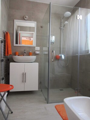 Dusche, Haartrockner, Bidet, Handtücher