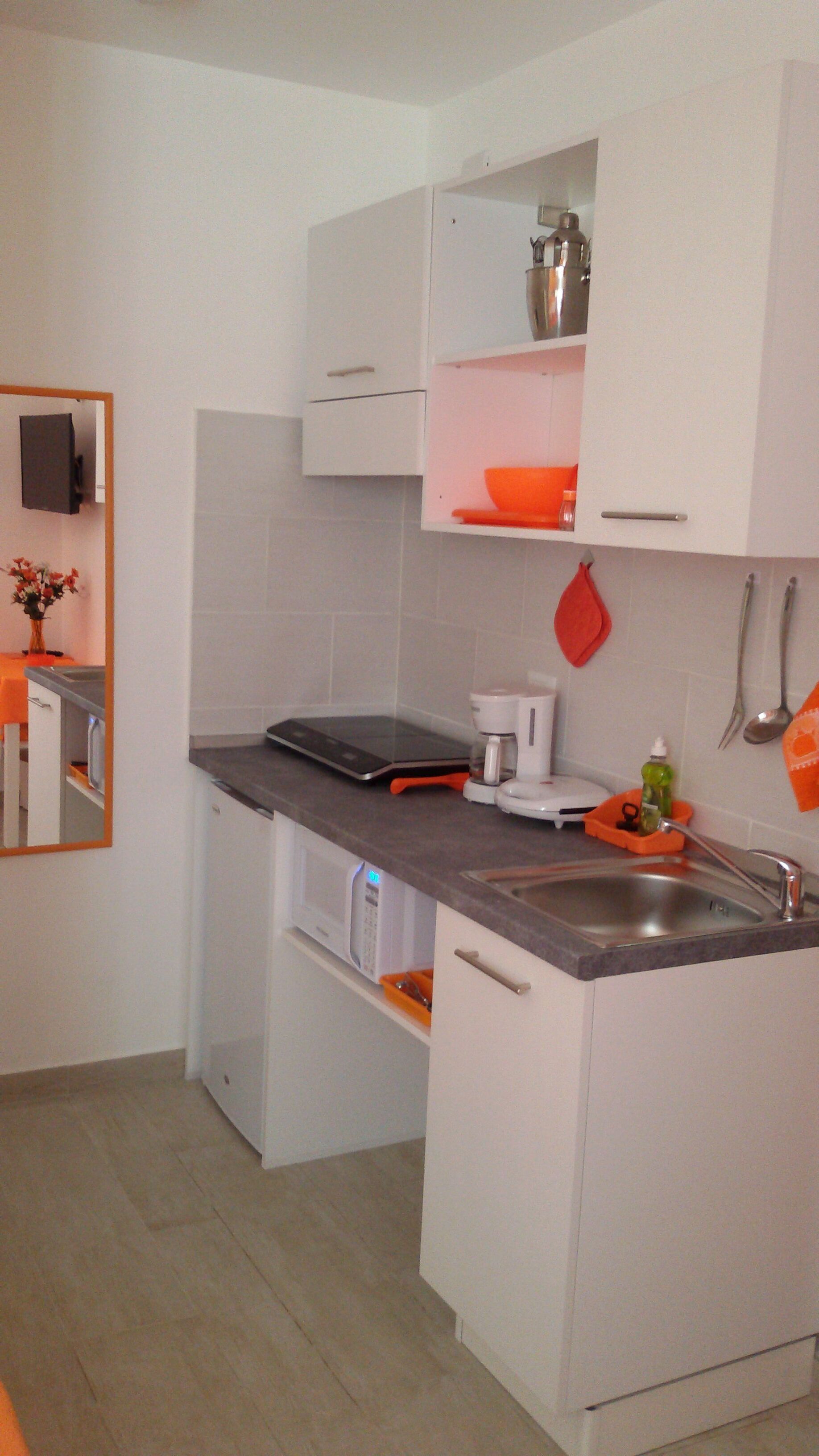 Refrigerador, microondas, cafetera y tetera y tostadora 