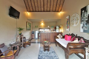 Villa panorámica, 2 habitaciones, piscina privada | Zona de estar | Televisión LCD de 30 pulgadas con canales premium, una televisión