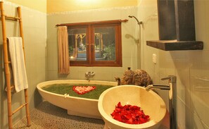 Panoramic Villa, 2 Bedrooms, Private Pool | Bathroom | Combined shower/bathtub, deep-soaking bathtub, free toiletries - Hockey Villa (Ubud)