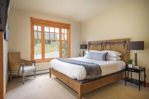 4 bedrooms, iron/ironing board, free WiFi, bed sheets - Bear Pause | Pet Friendly | Private Hot Tub | Mountain Cabin (Fraser)