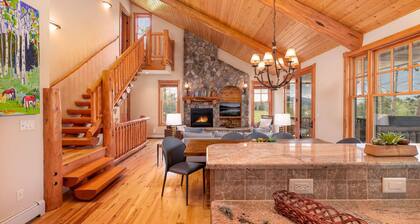 Bear Pause | Pet Friendly | Private Hot Tub | Mountain Cabin